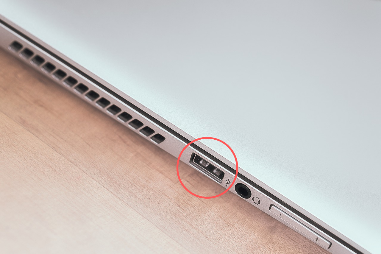 パソコンのUSB差し込み口の名前は「USBコネクタ（メス）、USBポート」です。